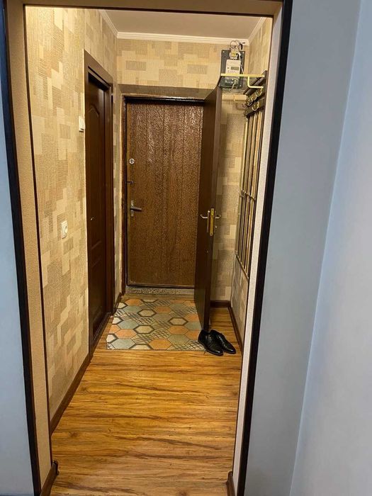 Продаётся 3-х комнатная на перекрестке Спорт товары (м.Новза)