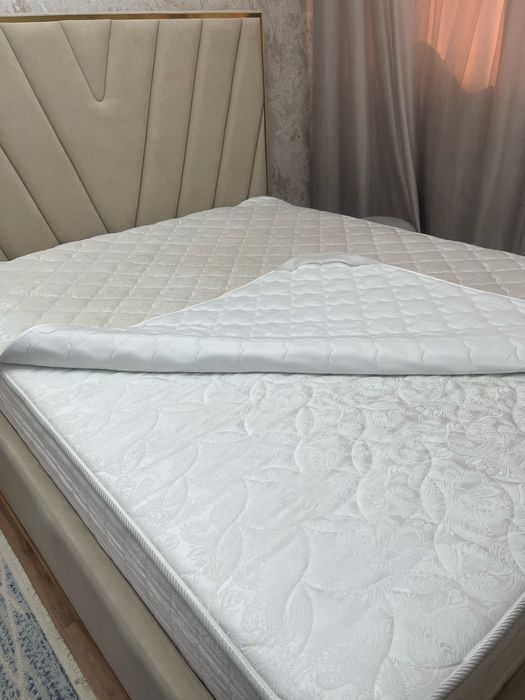 кровать с матрасом