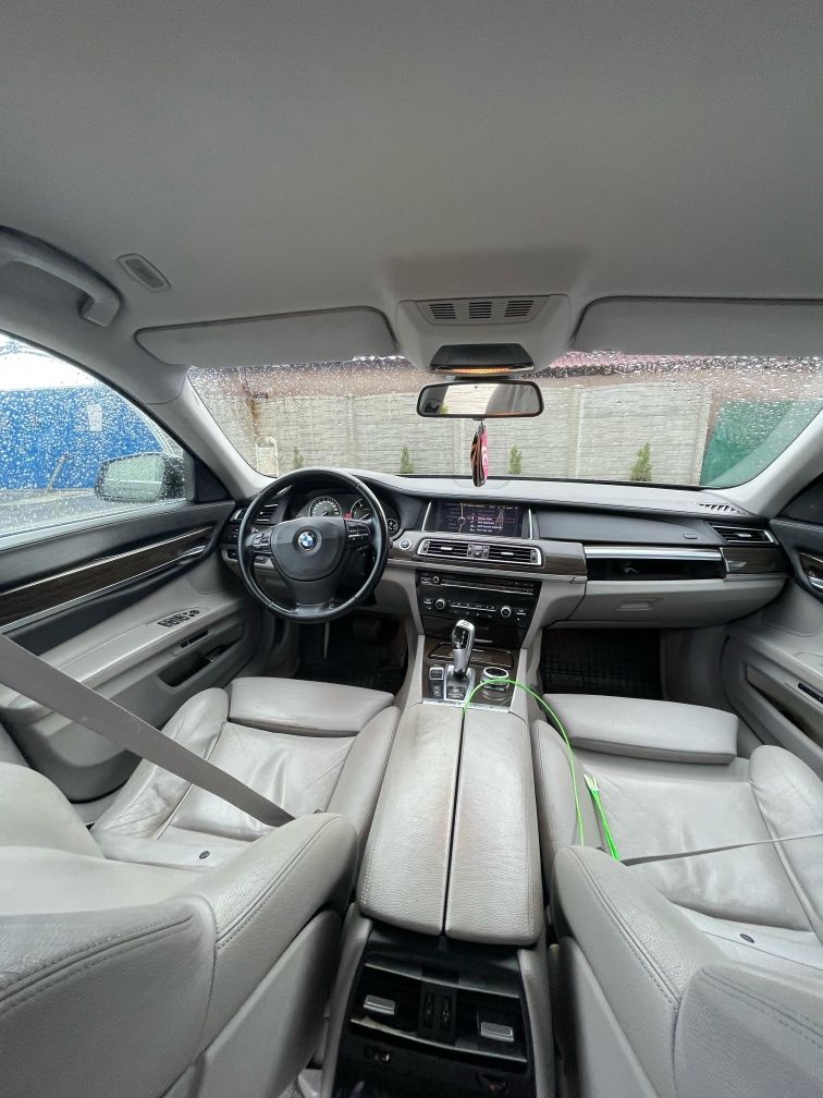 BMW Seria 7 M pachet Long / 730D / 245 CP