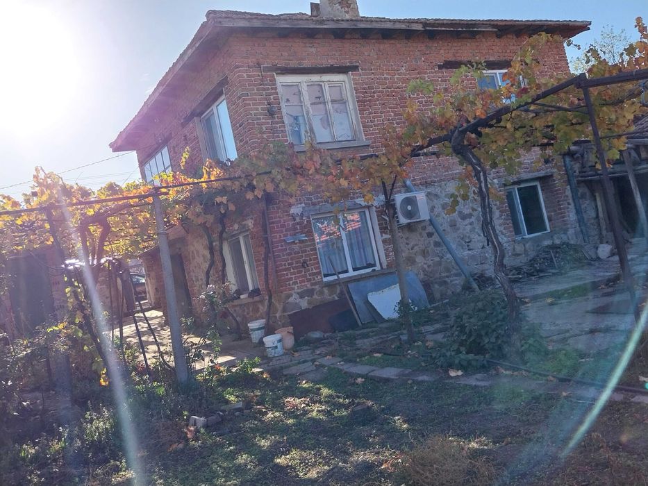 Къща на два етажа с голям двор и гараж.