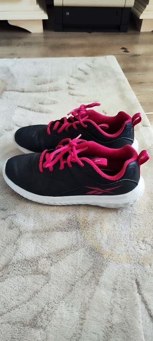 Vand pantofi sport( adidași) Reebok  nr.36