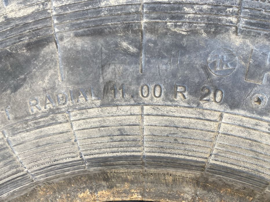 Продам шины размер 11,00 среднее состояние