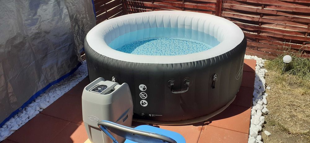 De vanzare piscina cu incalzire si hidromasaj "LAY-Z Spa Miami"