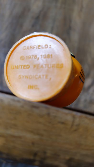 Продавам 2бр Гарфилд, кутийки от дъвки.