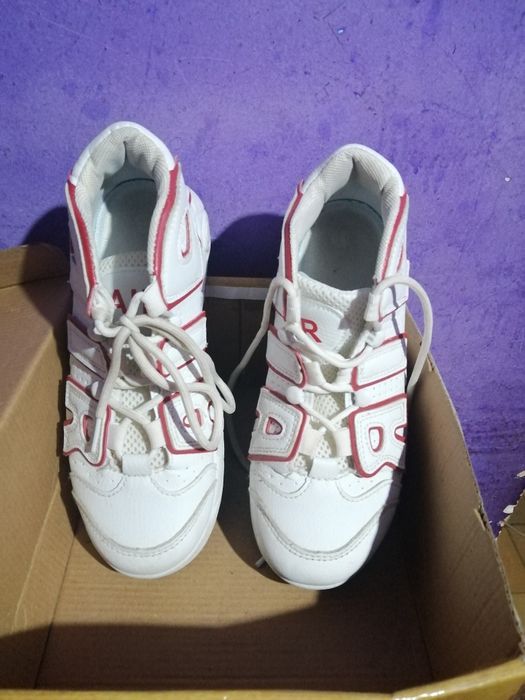 Vând adidași este noi purtați doară o singura dată preț este 120 lei