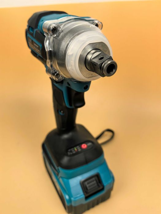 Cheie impact 400 Nm cu 2 baterii 88V 319 lei