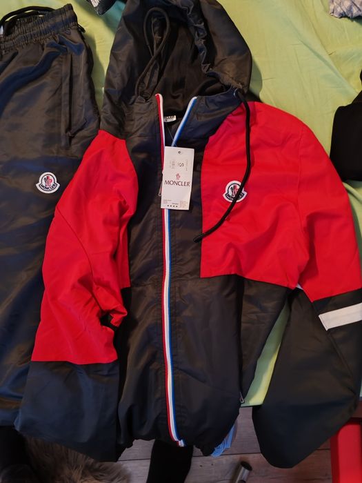 Trening Negru Mon cIer cu Accente Roșii+Gluga Masuri M-S-L-XL