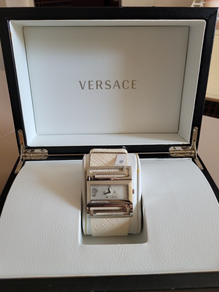 Часовник VERSACE