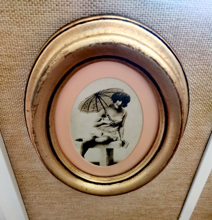 Еротична  картина графика на жена с чадър в златна рамка  чернобяла