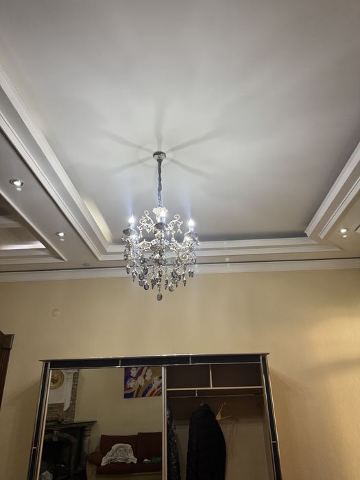 2 люстры одна большая 12 лампочек, а друггая 6 рожковое люстра