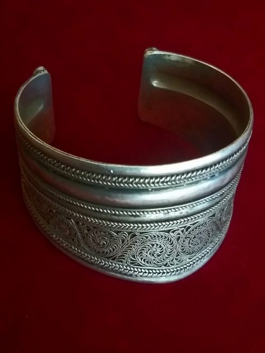 Vand o piesă veche din argint