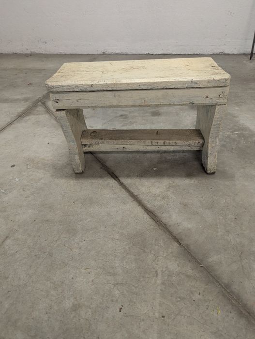 Старо дървено столче