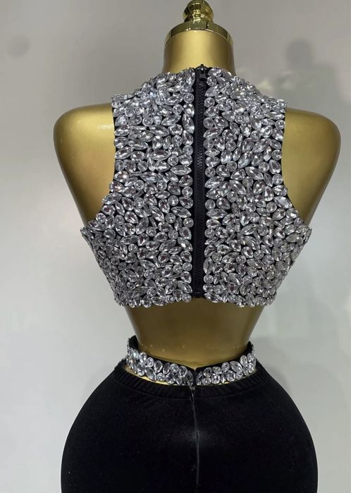 Комплект с камъни-топ, пола, коланче за талията