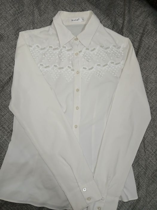 Стильная белая блузка BASE с жемчужным декором, размер L