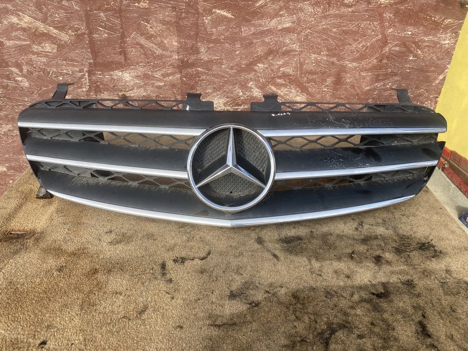 Grila fata Mercedes R clas Pret 700 lei