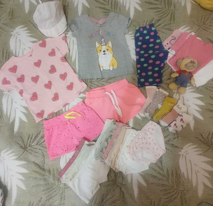 Пакет одежды на девочку 2-3 года , трусики, боди,платья