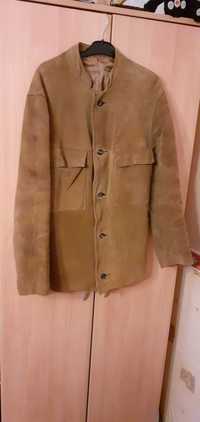Мъжко велурено сако, с външни 
и странични джобове.
