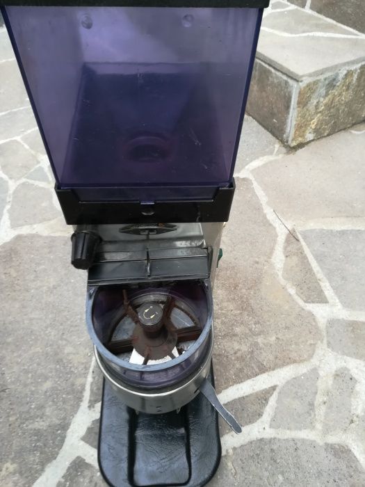 Продавам професионална кафемелачка с дозатор