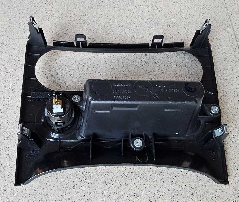 Решетка за конзолата на Nissan Qashqai+2 JJ10E