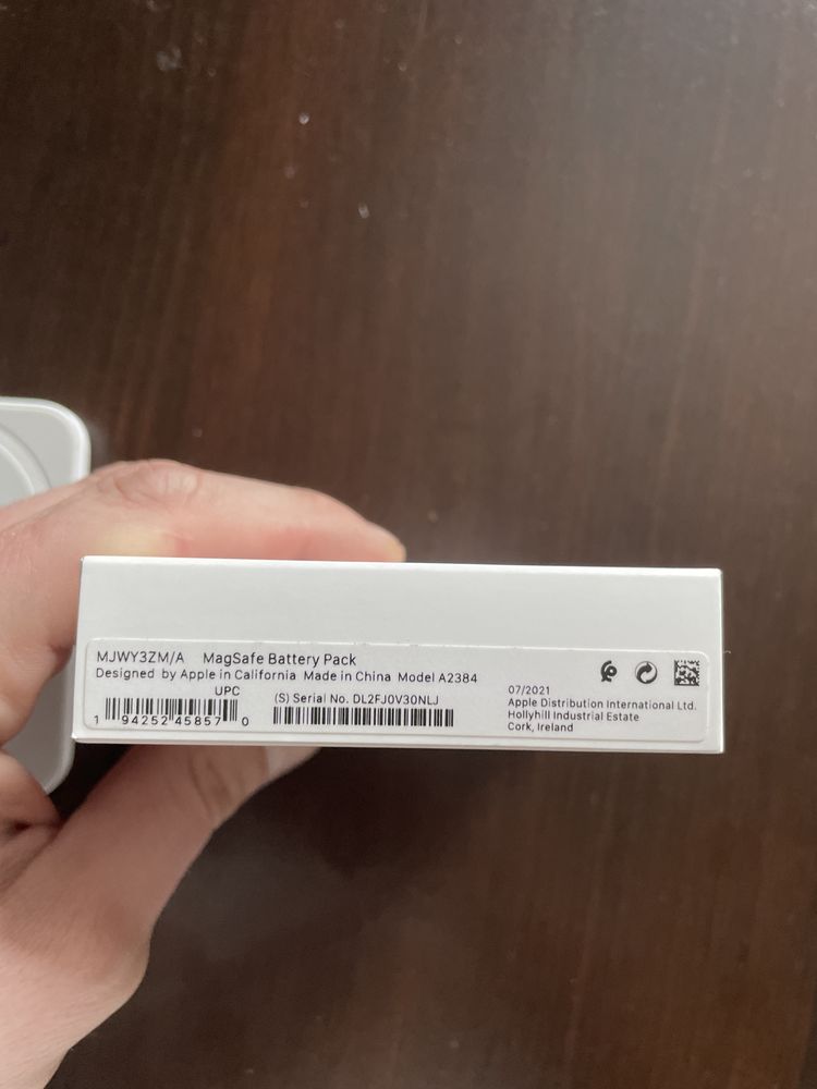 Продам повербанк Apple battery pack magsafe