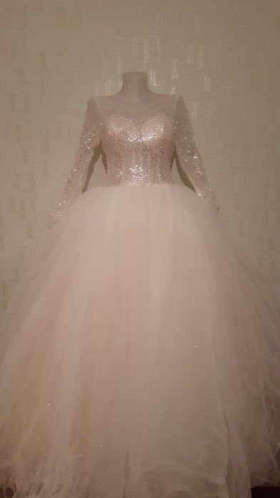 Свадебное платье, шубки