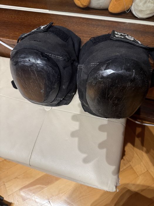 Наколенки, каски и налакътници