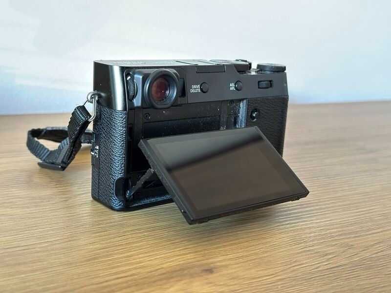 Продава: Fujifilm X100V + подарък списание фотография Obscura Magazine