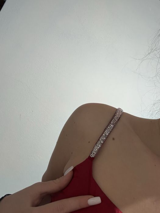 Червена къса рокля