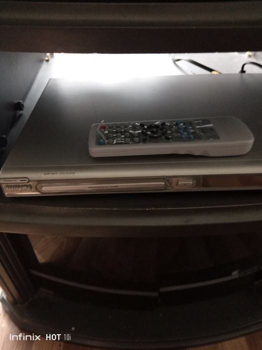 ДВД Филипс в хорошем состоянии с пультом.