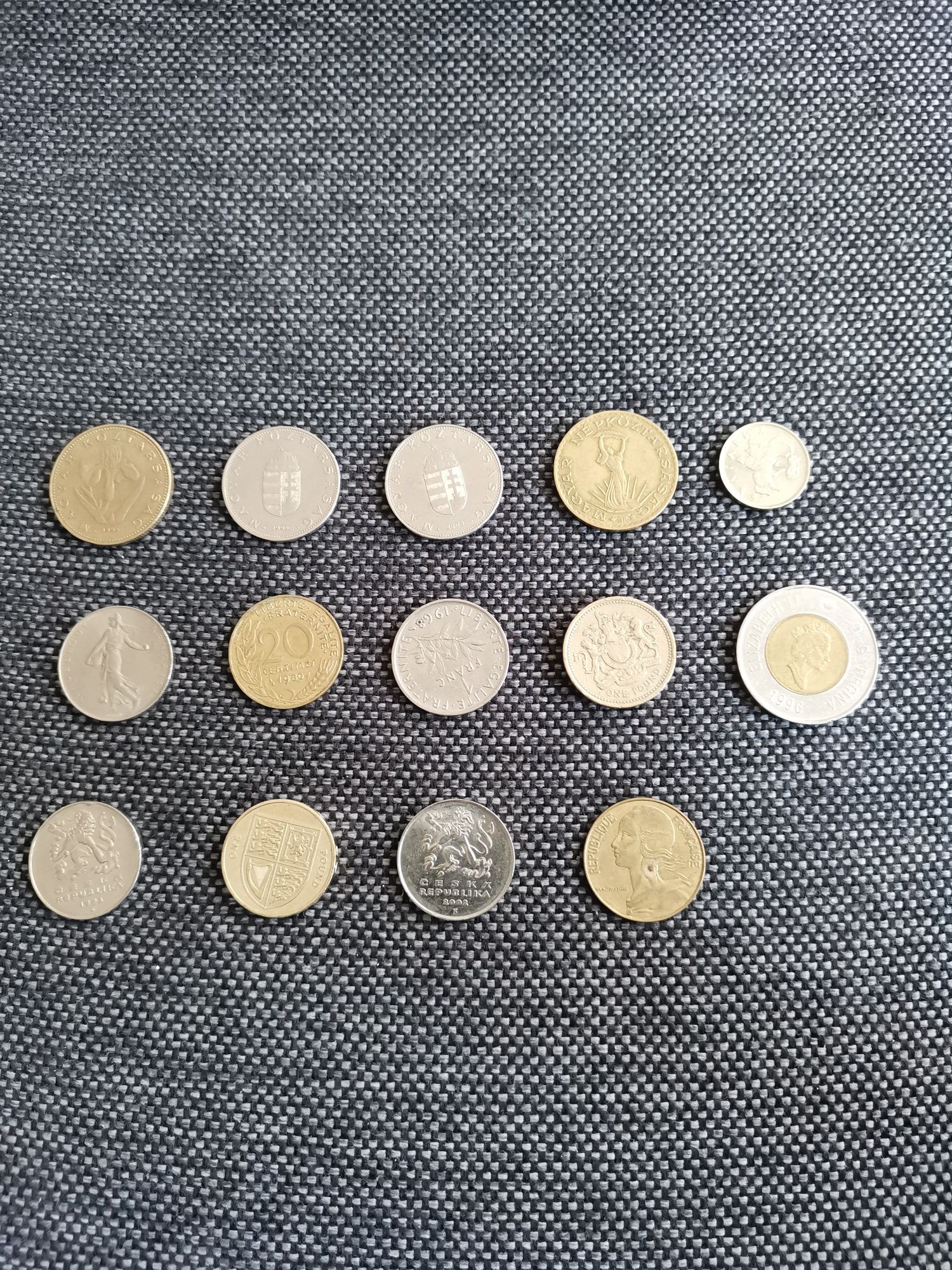 Monede din diferite țări pentru colecționari.