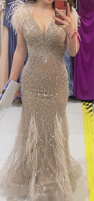 Рокля с пайети и пера