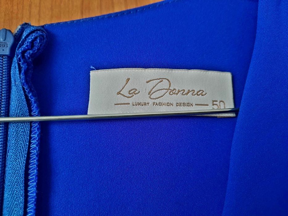 Rochie elegantă cu talie înaltă