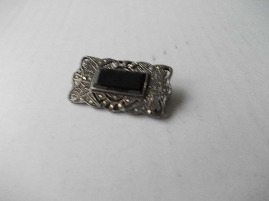 Brosa veche din argint cu onyx si markasite 1