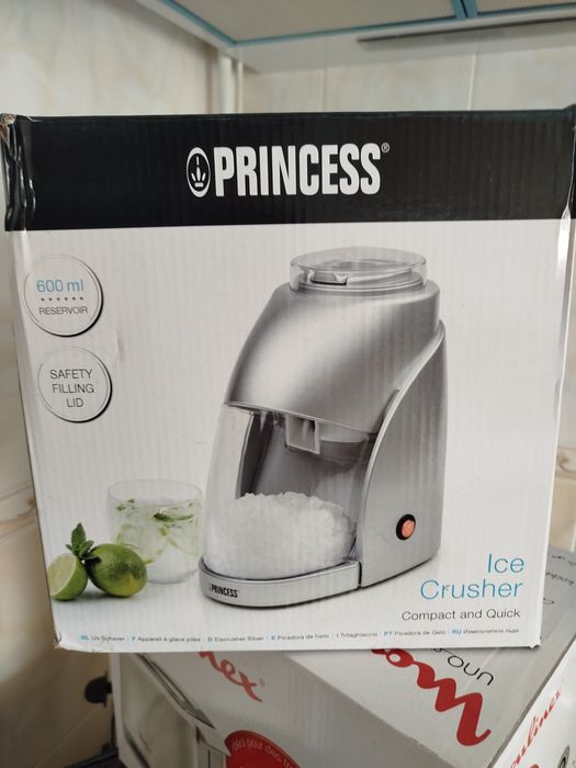 Aparat care produce gheață pentru a l servi cu răcoritoare