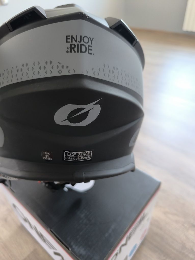 ПРОДАВАМ каска O'Neal Sierra R V.24 Black/Grey – Модел 2024
