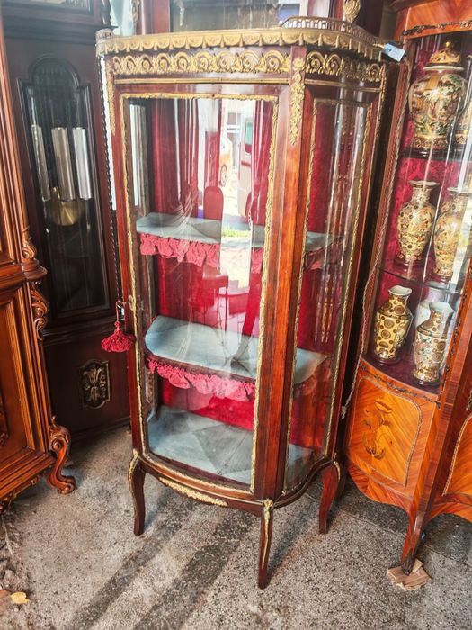 Антикварна витринка с осветление