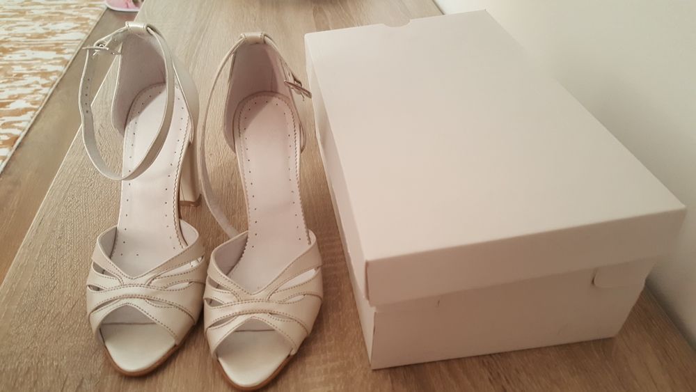 Vand Sandale făcute la comanda