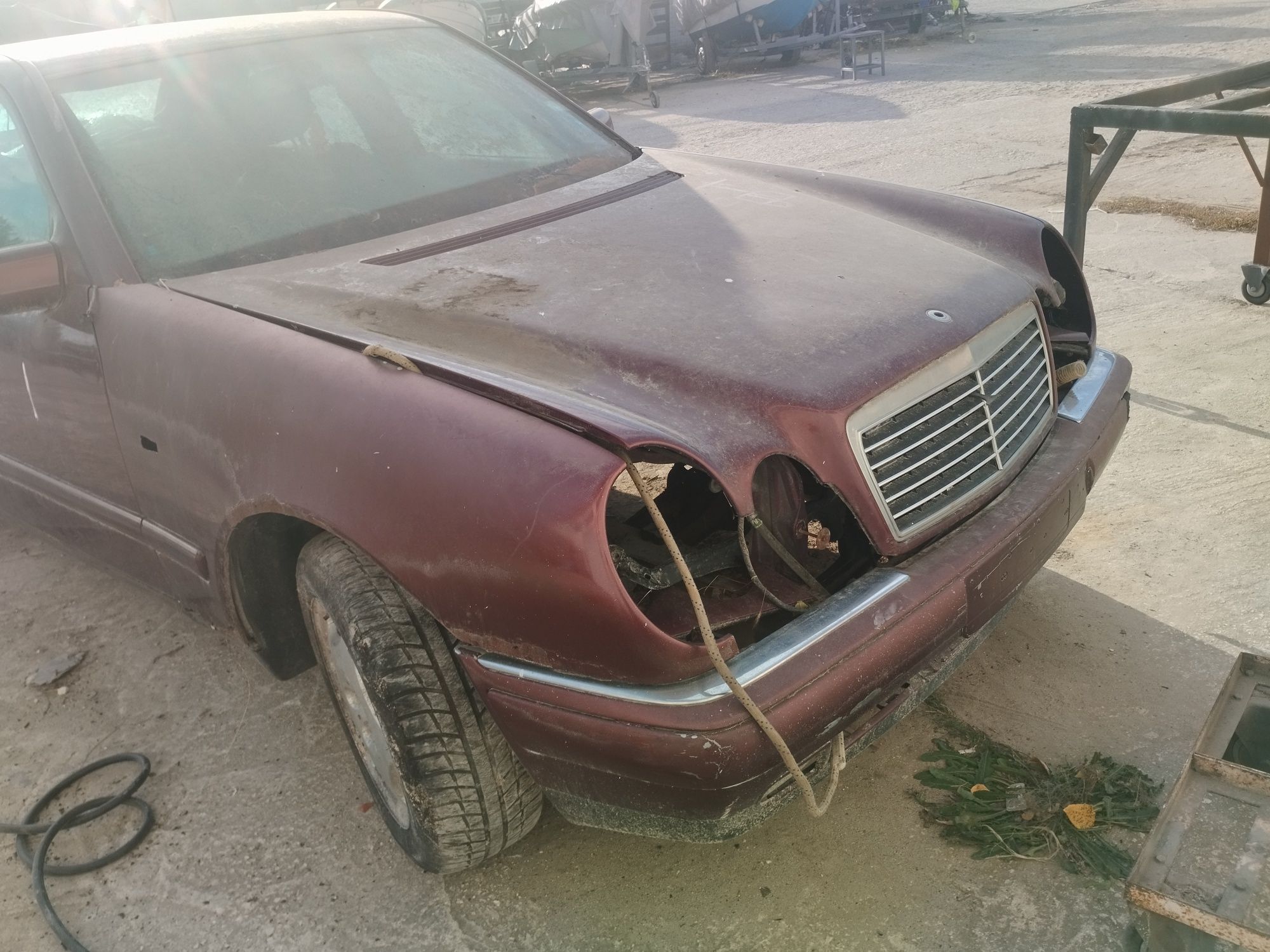 Мерцедес W210 за (на) части.