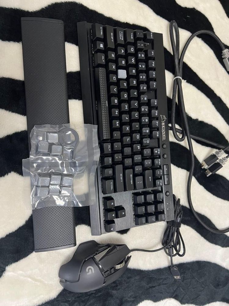 Tastatura Gaming Corsair K65 LUX Compact si Mouse gaming Logitech