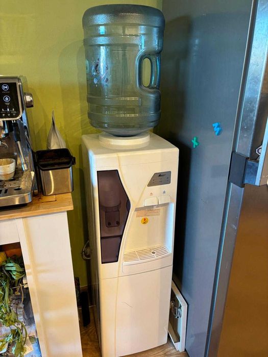 dozator  apa podea ADS , minifrigider inclus stare f buna, impecabila