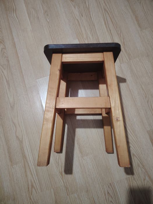 Scaune taburete lemn