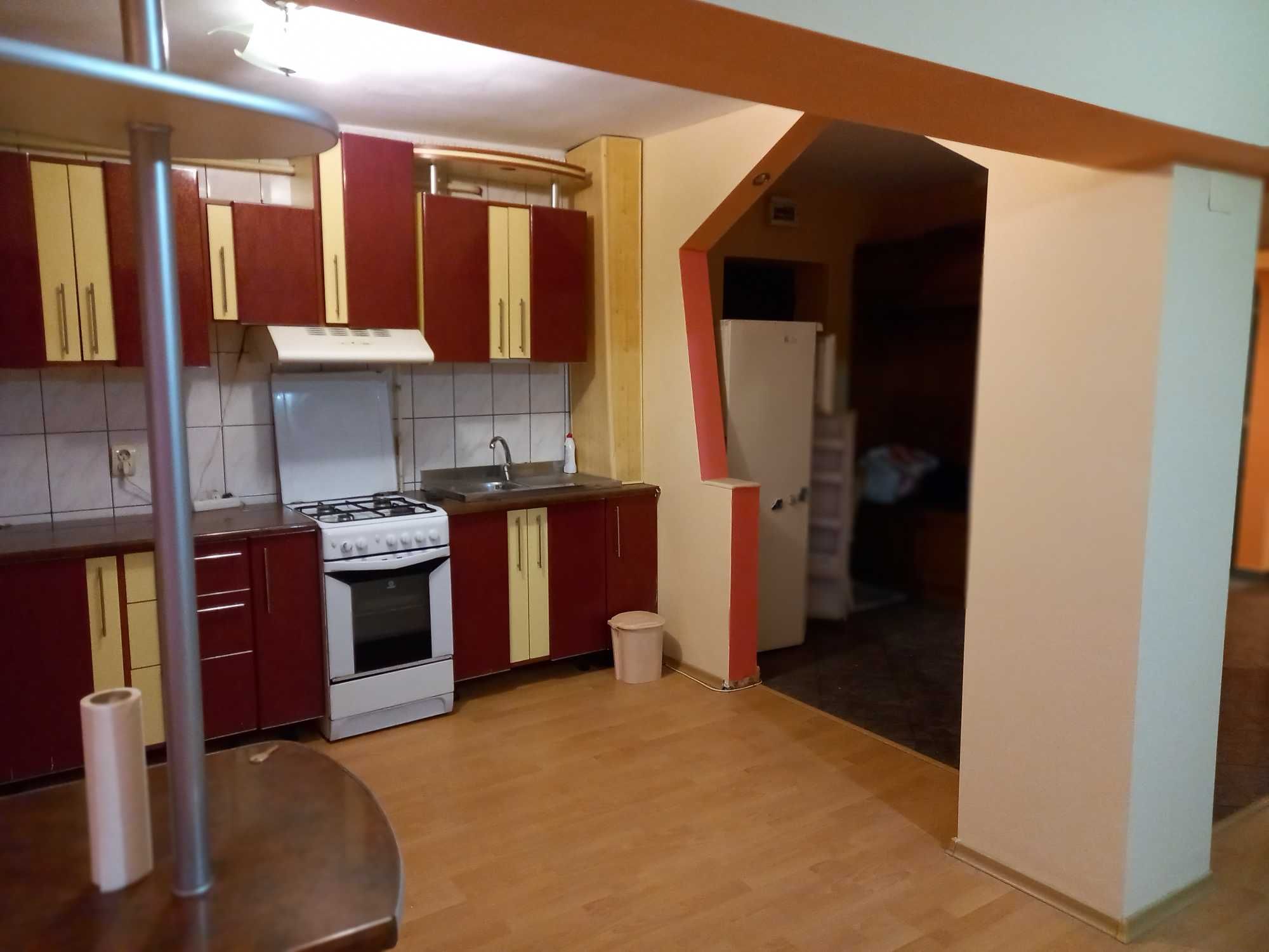 Închiriez apartament  3 camere