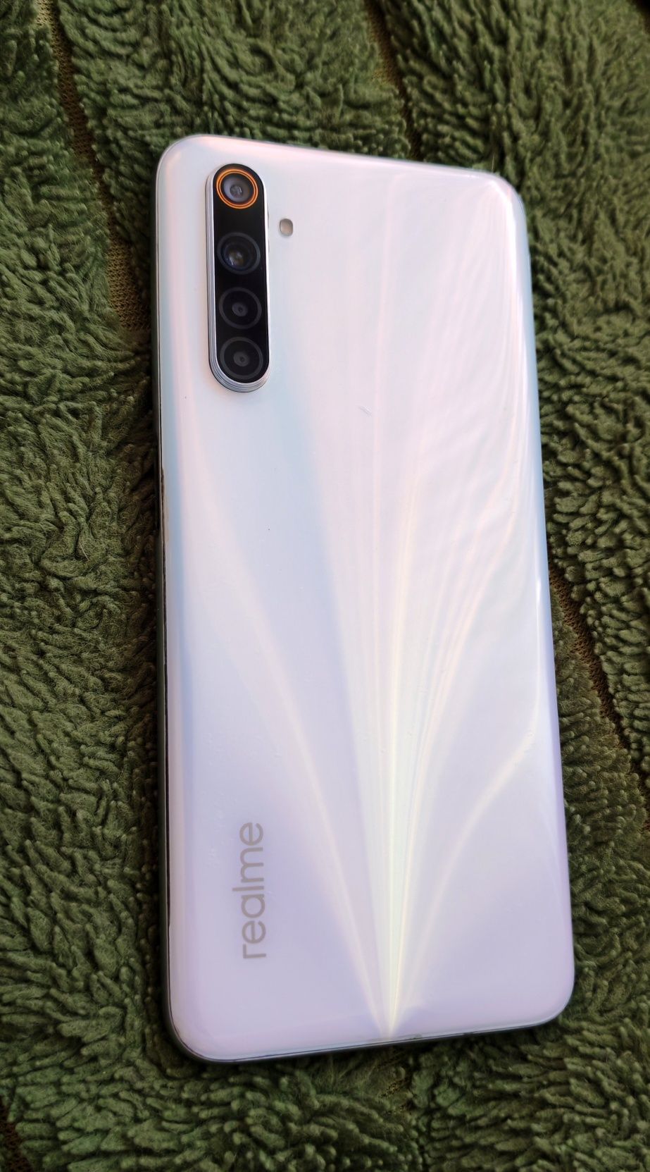 Продам смартфон Realme 6