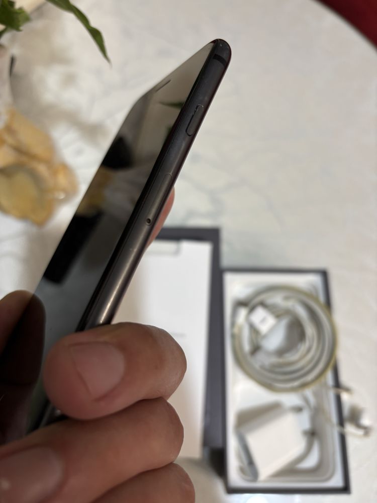 Iphone 8 64g пълен комплект зарядно кабел слушалки
