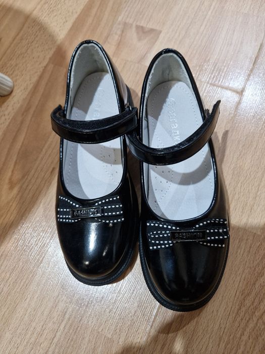 Продам туфли новые  подростковые