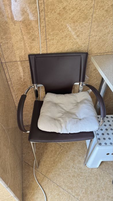Set masa bucatarie + 3 scaune piele + perne