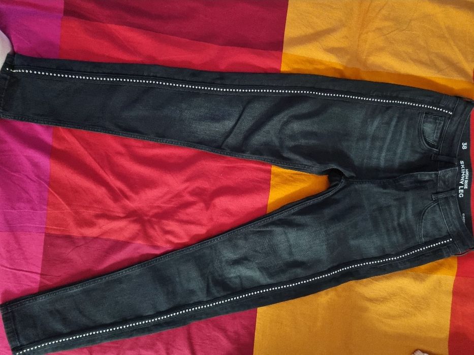 Blugi negri cu model din bile pe picior