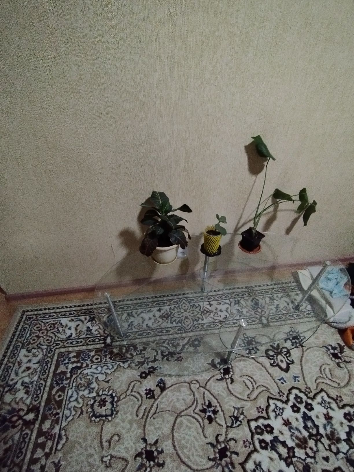 Продам стеклянный журнальный стол