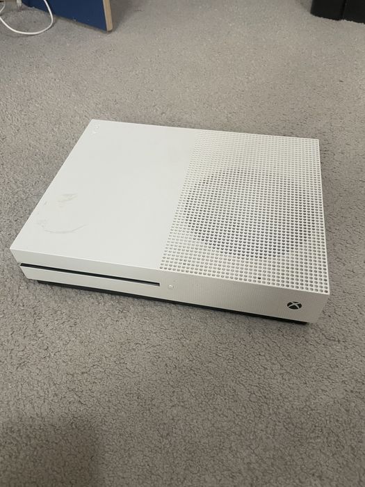 Vand xbox one S , 2 manete si jocuri