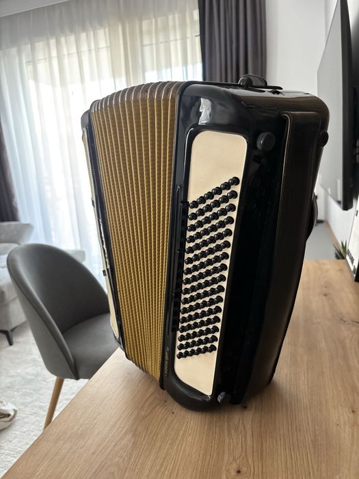 Acordeon Hohner Lucia 4p cu 96 de basi
